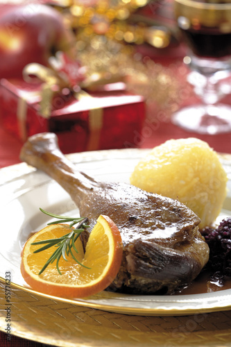 Photo: Gänsebraten mit Beilagen und Weihnachten Dekoration Gänsebraten mit Beilagen und Weihnachten Dekoration