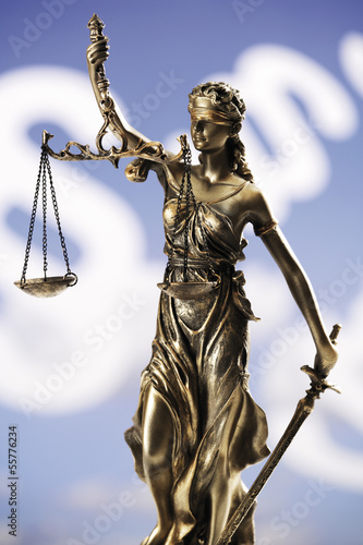 Photo: Justizia Figur vor Paragraphen, Nahaufnahme Justizia Figur vor Paragraphen, Nahaufnahme