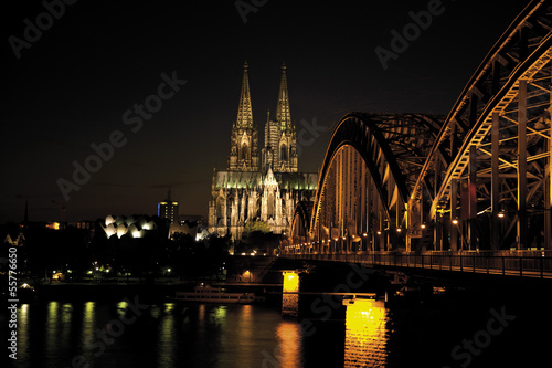 Photo: Deutschland, Köln, Brücke und Kölner Dom bei Nacht Deutschland, Köln, Brücke und Kölner Dom bei Nacht