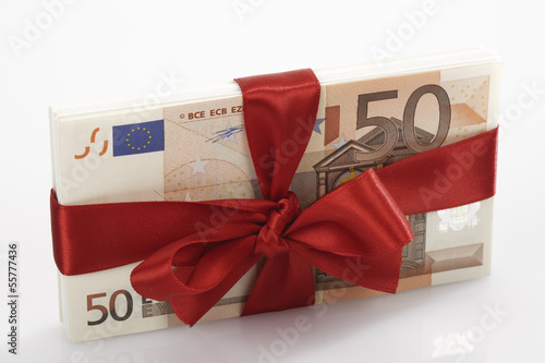 Photo: Bündel von Banknoten als Geschenk gebunden Bündel von Banknoten als Geschenk gebunden