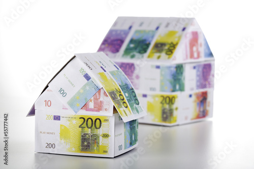 Photo: Zwei Häuser von Euro-Banknoten, Nahaufnahme Zwei Häuser von Euro-Banknoten, Nahaufnahme
