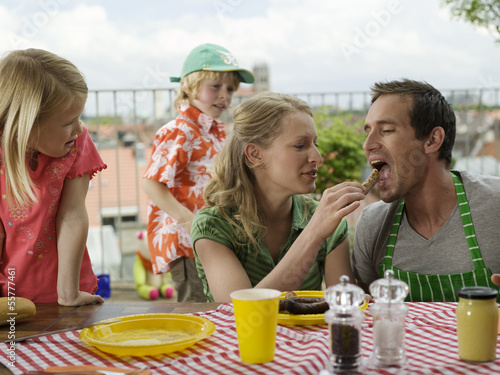 Photo: Familie essend auf dem Balkon Familie essend auf dem Balkon