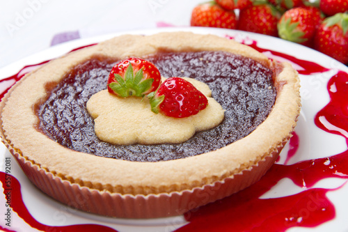 Photo: crostata con marmellata di fragole crostata con marmellata di fragole