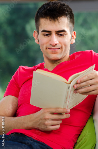 Photo: lesender junger mann lesender junger mann