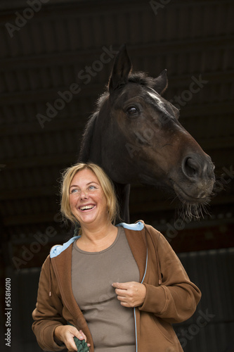 Photo: Blondine mit Stute in Scheune Blondine mit Stute in Scheune