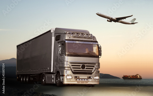 Fototapeta Transport mit LKW, Flugzeug und Schiff