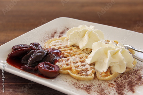 Photo: waffel mit warmen zimtpflaumen und sahne waffel mit warmen zimtpflaumen und sahne
