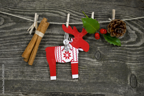 Photo: Weihnachtsdekoration vor Holzwand Weihnachtsdekoration vor Holzwand