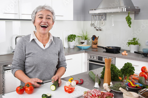 Photo: Seniorin - ältere Frau hat Spaß beim Kochen - Gemüse Seniorin - ältere Frau hat Spaß beim Kochen - Gemüse