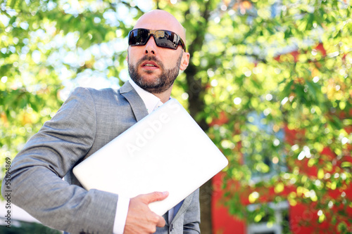 Photo: Mann mit Laptop Mann mit Laptop