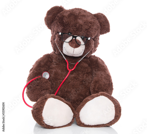 Photo: Brauner Teddybär als Arzt mit Stethoskop isoliert Brauner Teddybär als Arzt mit Stethoskop isoliert
