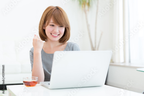 Photo: コンピューターを見る女性 コンピューターを見る女性