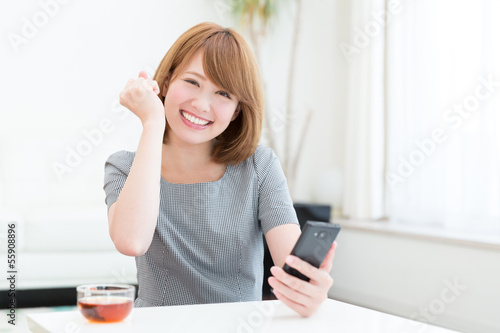 Photo: スマートフォンを見る女性 スマートフォンを見る女性