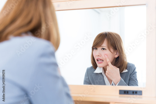 Photo: 鏡を見る女性 鏡を見る女性