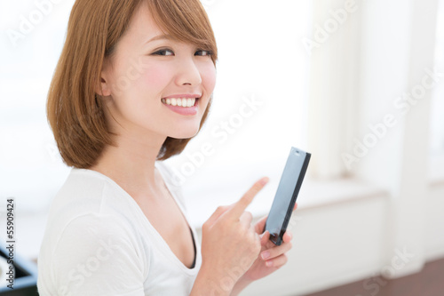Photo: スマートフォンを見る女性 スマートフォンを見る女性