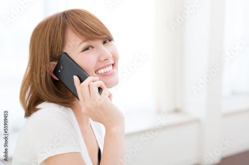 Photo: 電話をする女性 電話をする女性