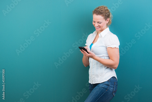Photo: frau schaut auf ihr smartphone frau schaut auf ihr smartphone