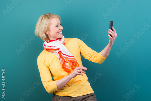 Photo: frau macht ein foto mit dem handy frau macht ein foto mit dem handy