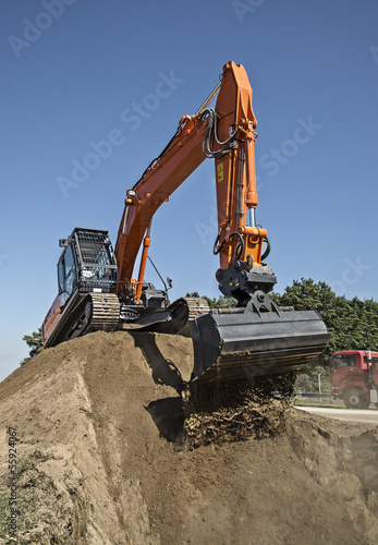 Photo: Moderner Raupenbagger auf der Baustelle Moderner Raupenbagger auf der Baustelle