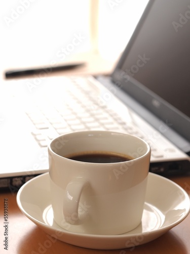 Photo: ノートパソコンとコーヒー ノートパソコンとコーヒー