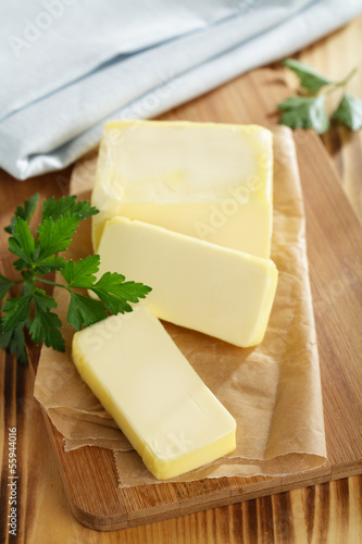 Photo: Butter auf Holzbrett Butter auf Holzbrett