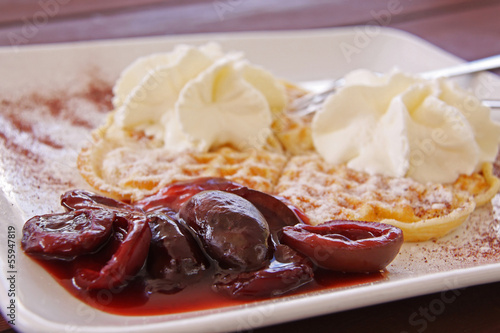 Photo: zimt-pflaumenkompott mit waffel und sahne zimt-pflaumenkompott mit waffel und sahne
