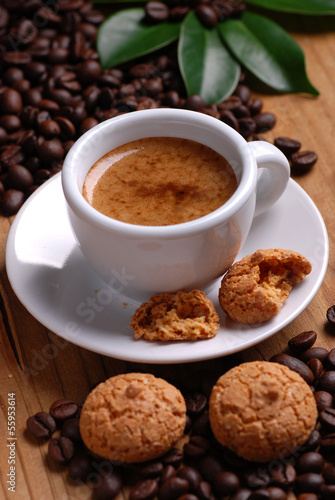 Photo: caffè espresso nella tazzina bianca caffè espresso nella tazzina bianca