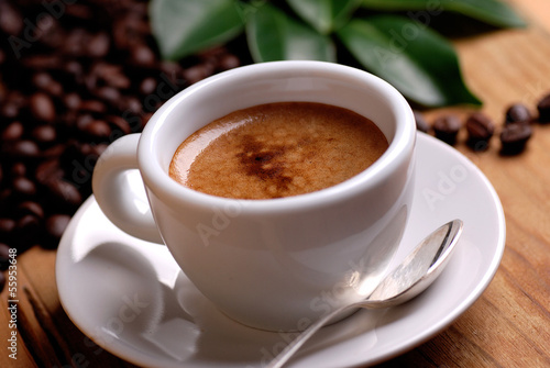 Photo: caffè espresso nella tazzina bianca caffè espresso nella tazzina bianca