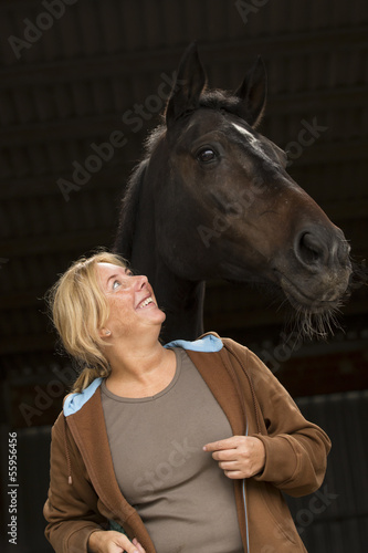 Photo: Blondine mit Rappe Blondine mit Rappe