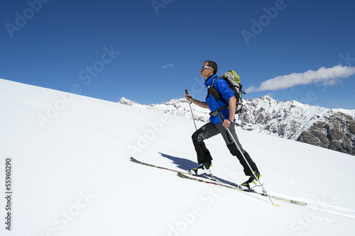 Photo: sciatore ascende verso la vetta, Alpi italiane sciatore ascende verso la vetta, Alpi italiane
