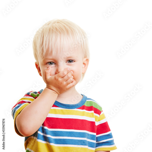 Photo: Kind mit Zahnschmerzen hält sich Mund zu Kind mit Zahnschmerzen hält sich Mund zu