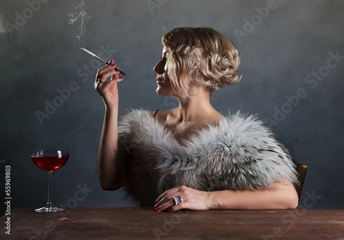 Photo: Frau im Retro Look der 20er Jahre Frau im Retro Look der 20er Jahre
