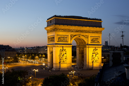 Photo: the arc de triomphe in paris, france the arc de triomphe in paris, france