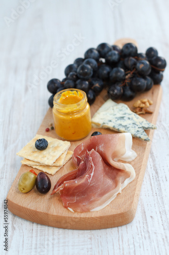 Photo: Rustic appetizer with cheese, prosciutto and grapes Rustic appetizer with cheese, prosciutto and grapes