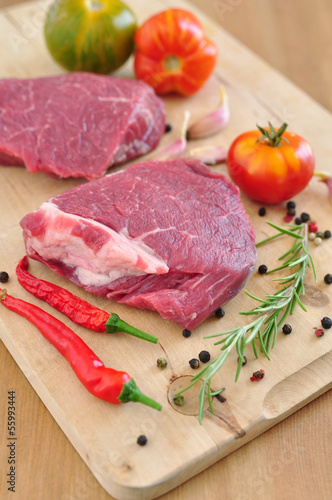 Photo: Rohes Steak mit Gewürzen Rohes Steak mit Gewürzen