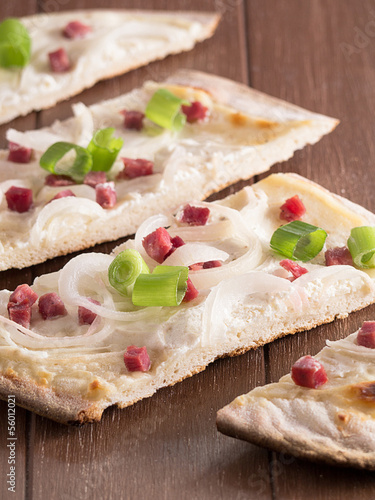 Photo: Flammkuchen auf einem Holztablett Flammkuchen auf einem Holztablett