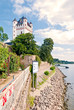 Kurfürstlich Burg und Rheinstrand in Eltville im Rheingau Kurfürstlich Burg und Rheinstrand in Eltville im Rheingau