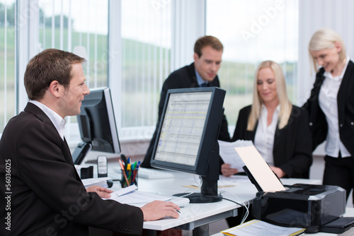 Photo: mitarbeiter im büro mitarbeiter im büro