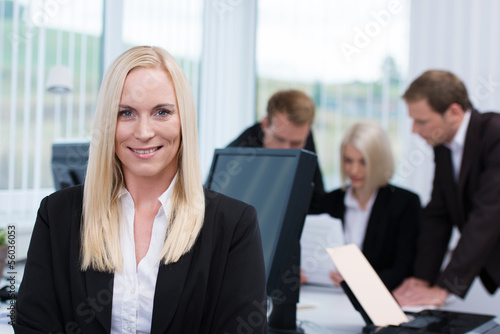 Photo: lächelnde geschäftsfrau mit ihrem team im büro lächelnde geschäftsfrau mit ihrem team im büro