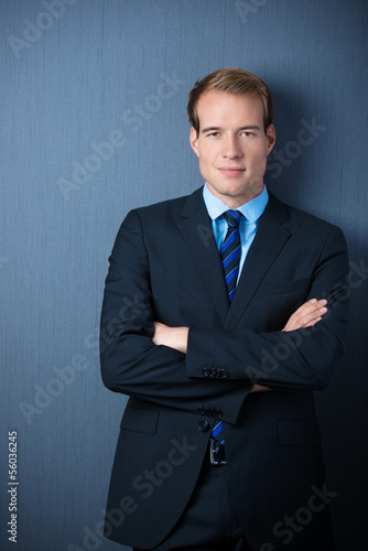 Photo: portrait geschäftsmann mit verschränkten armen portrait geschäftsmann mit verschränkten armen