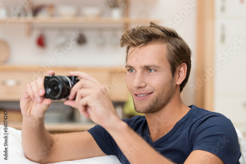 Photo: junger mann fotografiert zu hause junger mann fotografiert zu hause