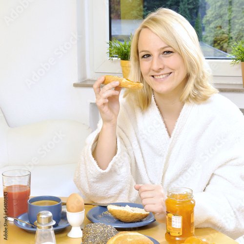 Photo: Frau bei Frühstück und Brunch Frau bei Frühstück und Brunch
