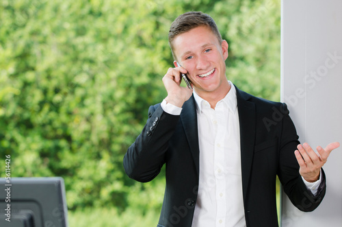 Photo: geschäftsmann telefoniert mit dem smartphone geschäftsmann telefoniert mit dem smartphone