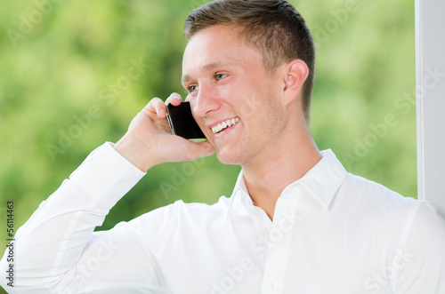 Photo: lachender mann telefoniert mit smartphone lachender mann telefoniert mit smartphone