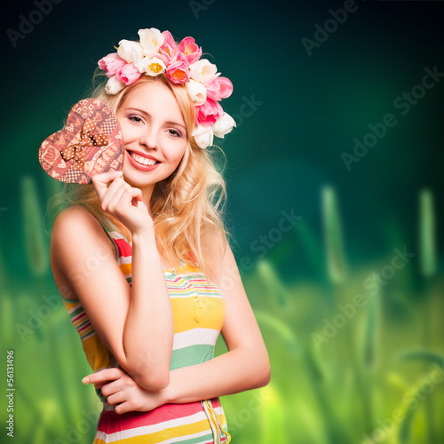 Photo: junge blonde Frau mit Geschenkbox junge blonde Frau mit Geschenkbox
