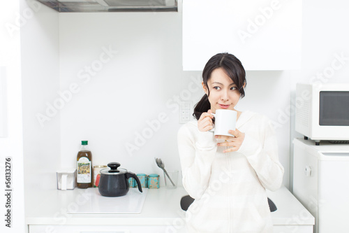 Photo: キッチンでコーヒーを飲む女性 キッチンでコーヒーを飲む女性