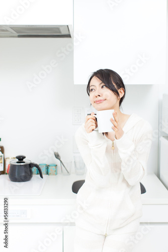 Photo: コーヒーを飲む女性 コーヒーを飲む女性