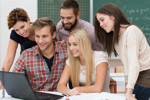 Photo: studenten schauen gemeinsam auf laptop studenten schauen gemeinsam auf laptop