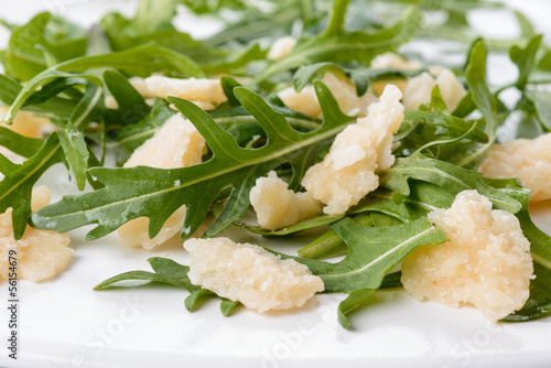 Photo: Rucola e formaggio parmigiano, close-up, fuoco selettivo Rucola e formaggio parmigiano, close-up, fuoco selettivo