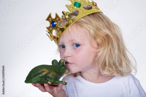 Photo: Junges Mädchen mit Krone küsst Frosch Junges Mädchen mit Krone küsst Frosch